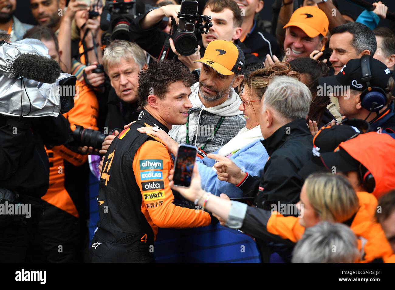 MELBOURNE, AUSTRALIEN 16. März 2025. Im Bild: McLaren Formel-1-Fahrer Lando Norris (GBR) im parc Ferme mit seinem Vater Adam Norris (Mitte) und seiner Mutter Cisca Wauman rechts nach dem Sieg in der australischen Runde der Formel-1-Weltmeisterschaft 2025. Karl Phillipson / Alamy Live News Stockfoto