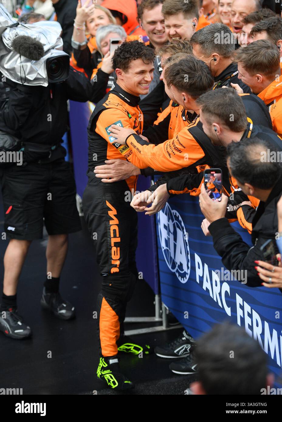 MELBOURNE, AUSTRALIEN 16. März 2025. Im Bild: McLaren Formel-1-Pilot Lando Norris (GBR) feiert im parc Ferme nach dem Sieg der australischen Runde der Formel-1-Weltmeisterschaft 2025. Karl Phillipson / Alamy Live News Stockfoto