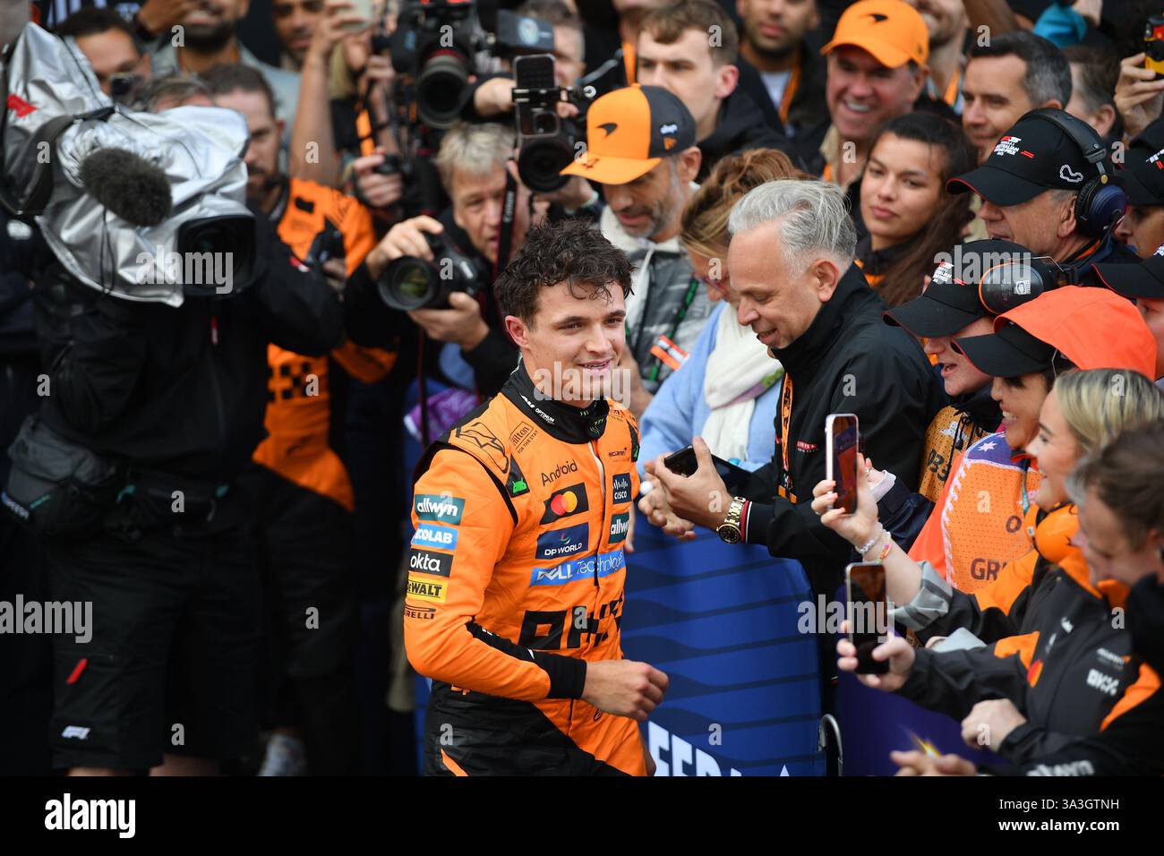 MELBOURNE, AUSTRALIEN 16. März 2025. Im Bild: McLaren Formel-1-Pilot Lando Norris (GBR) feiert im parc Ferme nach dem Sieg der australischen Runde der Formel-1-Weltmeisterschaft 2025. Karl Phillipson / Alamy Live News Stockfoto