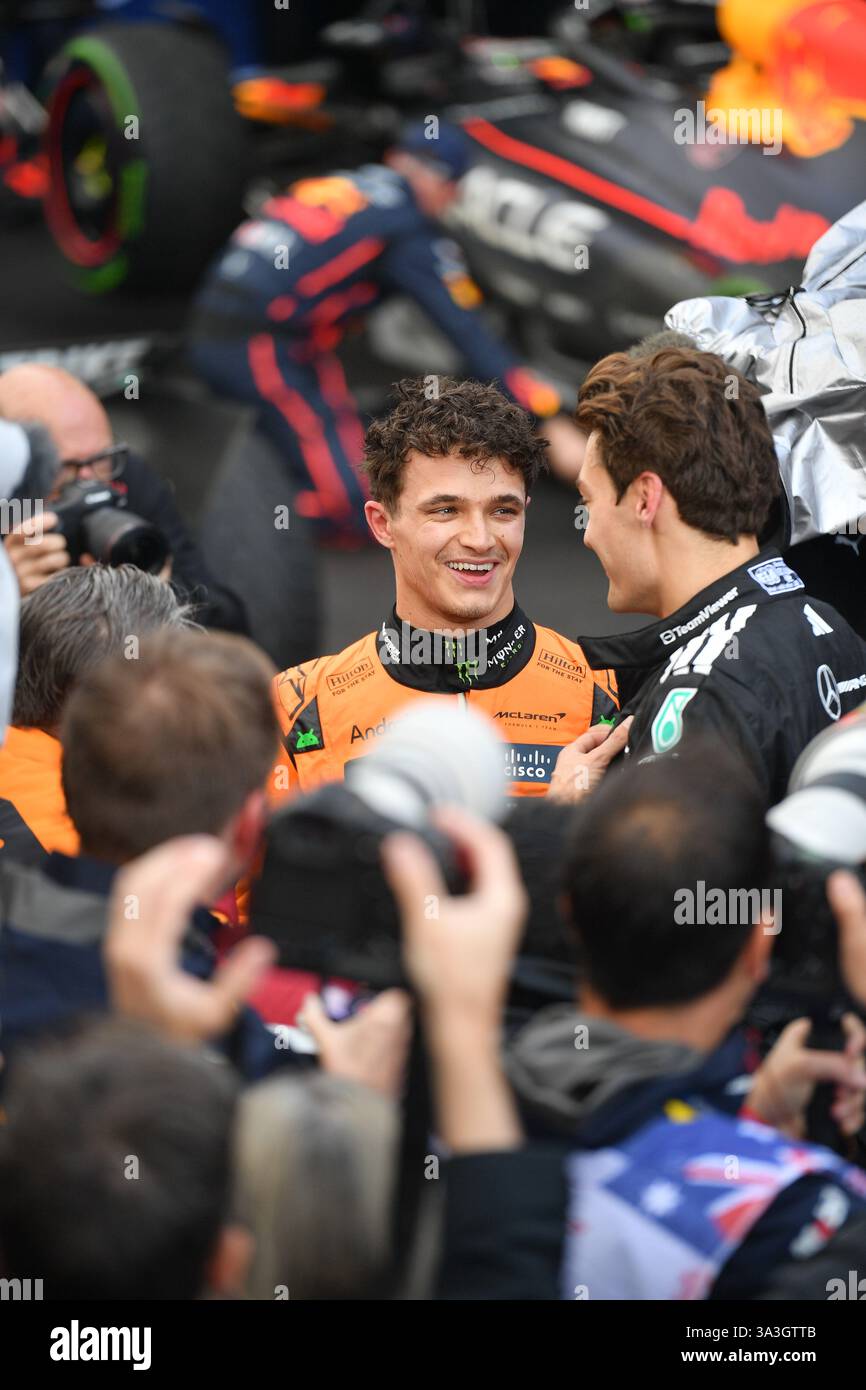 MELBOURNE, AUSTRALIEN 16. März 2025. Im Bild: McLaren Formel-1-Fahrer Lando Norris (GBR) wird von Mercedes-Rivalen George Russell im parc Ferme gratuliert, nachdem er die australische Runde der Formel-1-Weltmeisterschaft 2025 gewonnen hat. Karl Phillipson / Alamy Live News Stockfoto