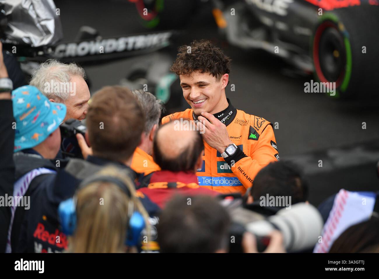 MELBOURNE, AUSTRALIEN 16. März 2025. Im Bild: McLaren Formel-1-Pilot Lando Norris (GBR) feiert im parc Ferme mit Zak Brown, nachdem er die australische Runde der Formel-1-Weltmeisterschaft 2025 gewonnen hat. Karl Phillipson / Alamy Live News Stockfoto