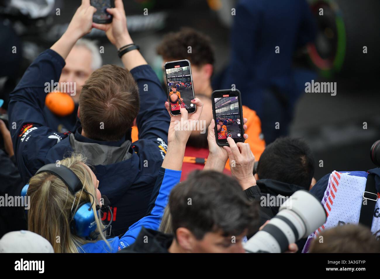 MELBOURNE, AUSTRALIEN 16. März 2025. Im Bild: Die Fans machen auf ihren Handys Fotos von Lando Norris (GBR), dem McLaren Formel-1-Fahrer, im parc Ferme, nachdem er die australische Runde der Formel-1-Weltmeisterschaft 2025 gewonnen hatte. Karl Phillipson / Alamy Live News Stockfoto