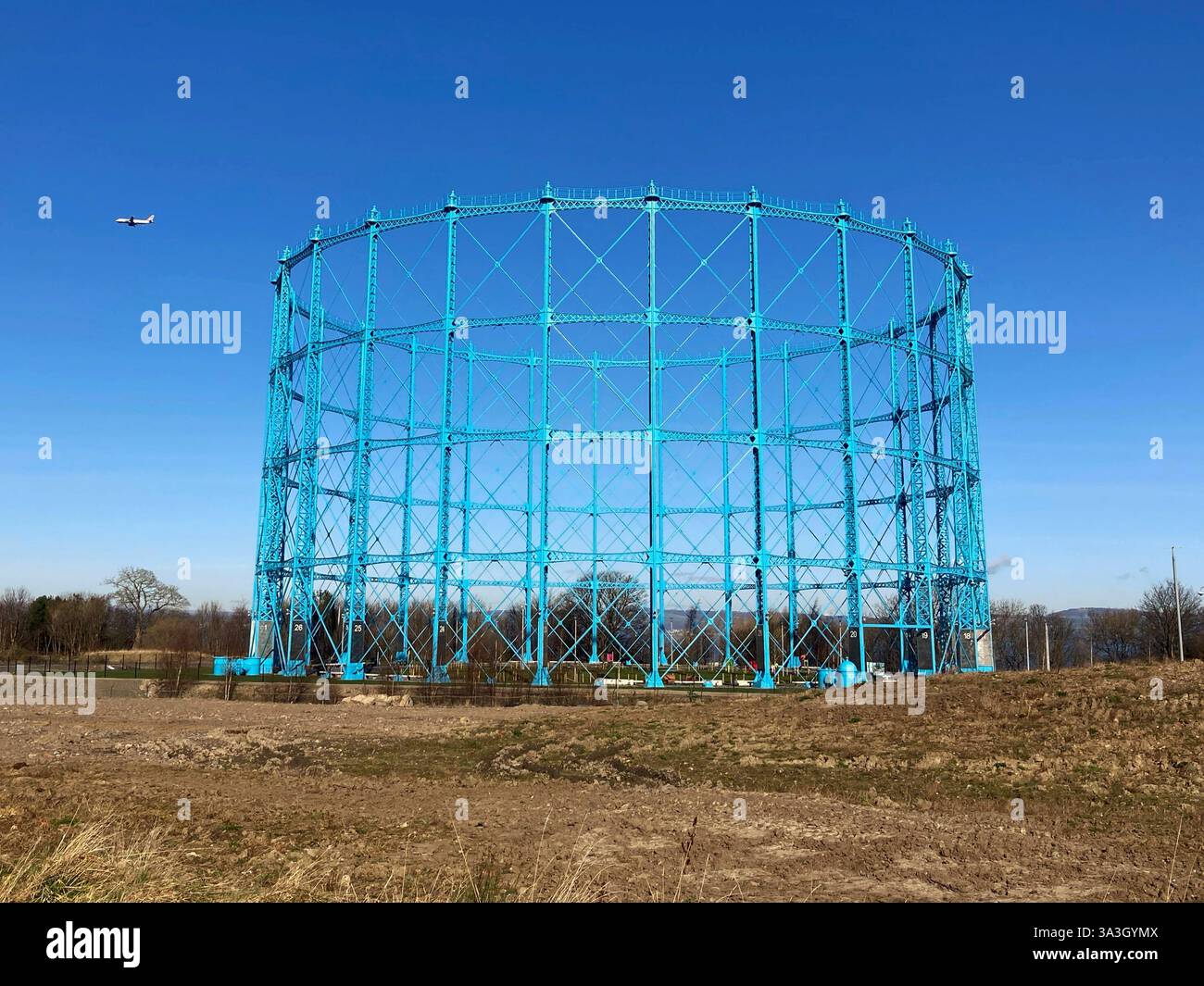 Der restaurierte Gashalter Granton Gasworks, der heute im Rahmen einer umfassenderen Regeneration des Granton Waterfront Park in Edinburgh, Schottland, für die Öffentlichkeit zugänglich ist - Smartphone-aufgenommenes Stockfoto