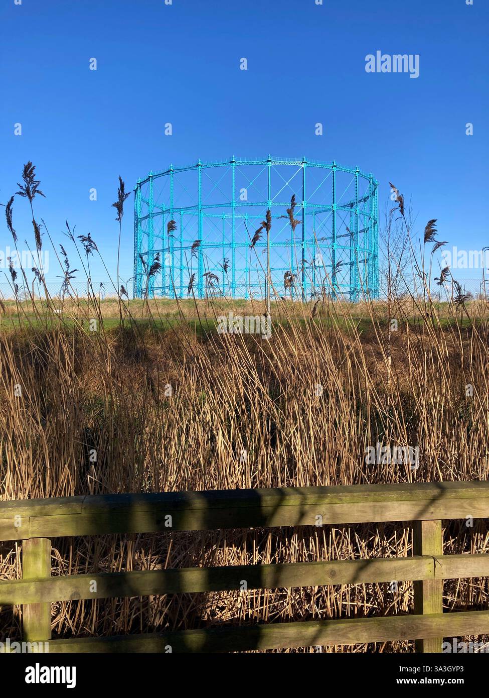 Der restaurierte Gashalter Granton Gasworks, der heute im Rahmen einer umfassenderen Regeneration des Granton Waterfront Park in Edinburgh, Schottland, für die Öffentlichkeit zugänglich ist - Smartphone-aufgenommenes Stockfoto