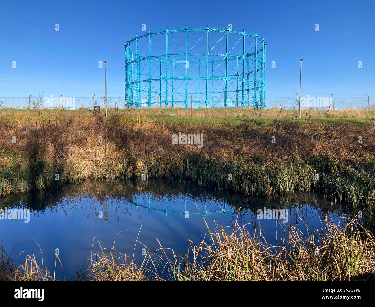 Der restaurierte Gashalter Granton Gasworks, der heute im Rahmen einer umfassenderen Regeneration des Granton Waterfront Park in Edinburgh, Schottland, für die Öffentlichkeit zugänglich ist - Smartphone-aufgenommenes Stockfoto