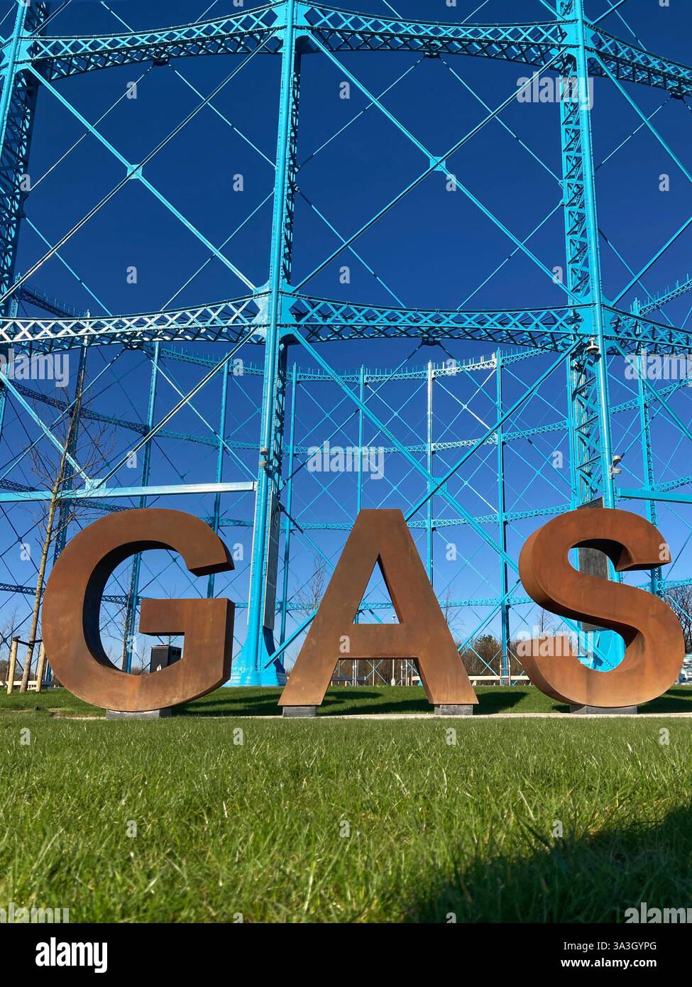 Der restaurierte Gashalter Granton Gasworks, der heute im Rahmen einer umfassenderen Regeneration des Granton Waterfront Park in Edinburgh, Schottland, für die Öffentlichkeit zugänglich ist - Smartphone-aufgenommenes Stockfoto