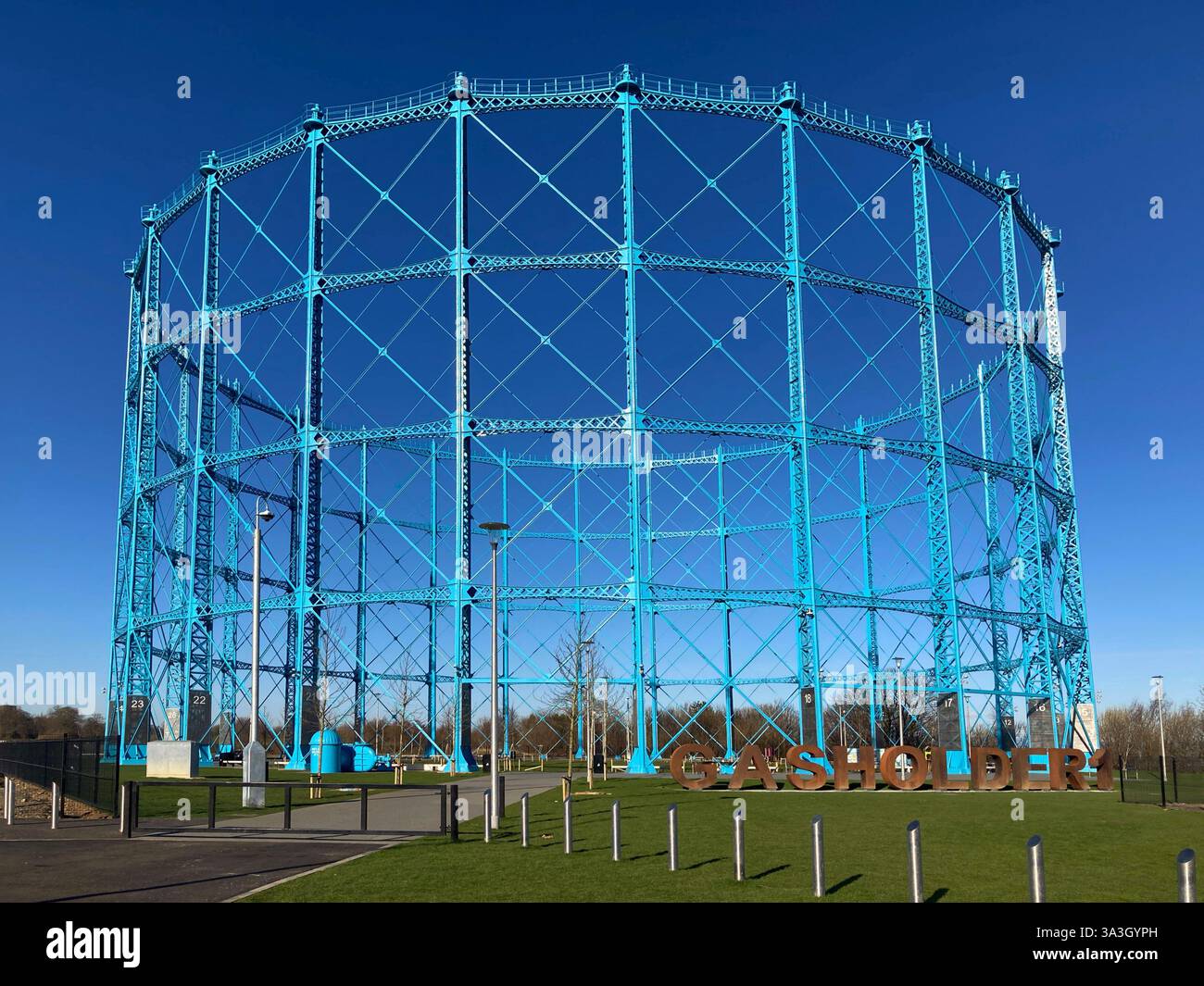 Der restaurierte Gashalter Granton Gasworks, der heute im Rahmen einer umfassenderen Regeneration des Granton Waterfront Park in Edinburgh, Schottland, für die Öffentlichkeit zugänglich ist - Smartphone-aufgenommenes Stockfoto