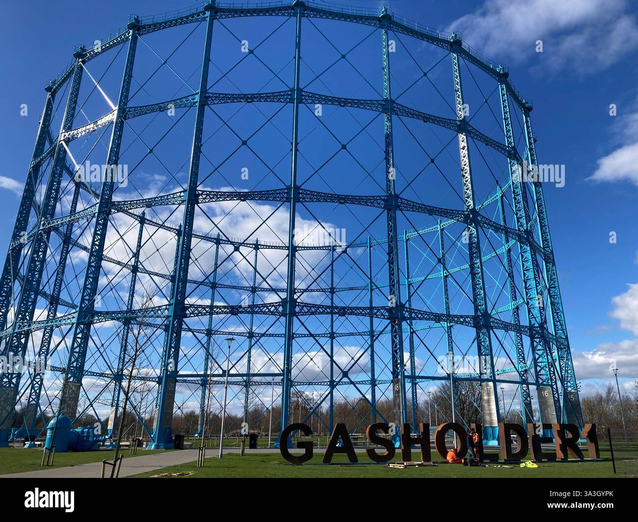 Der restaurierte Gashalter Granton Gasworks, der heute im Rahmen einer umfassenderen Regeneration des Granton Waterfront Park in Edinburgh, Schottland, für die Öffentlichkeit zugänglich ist - Smartphone-aufgenommenes Stockfoto