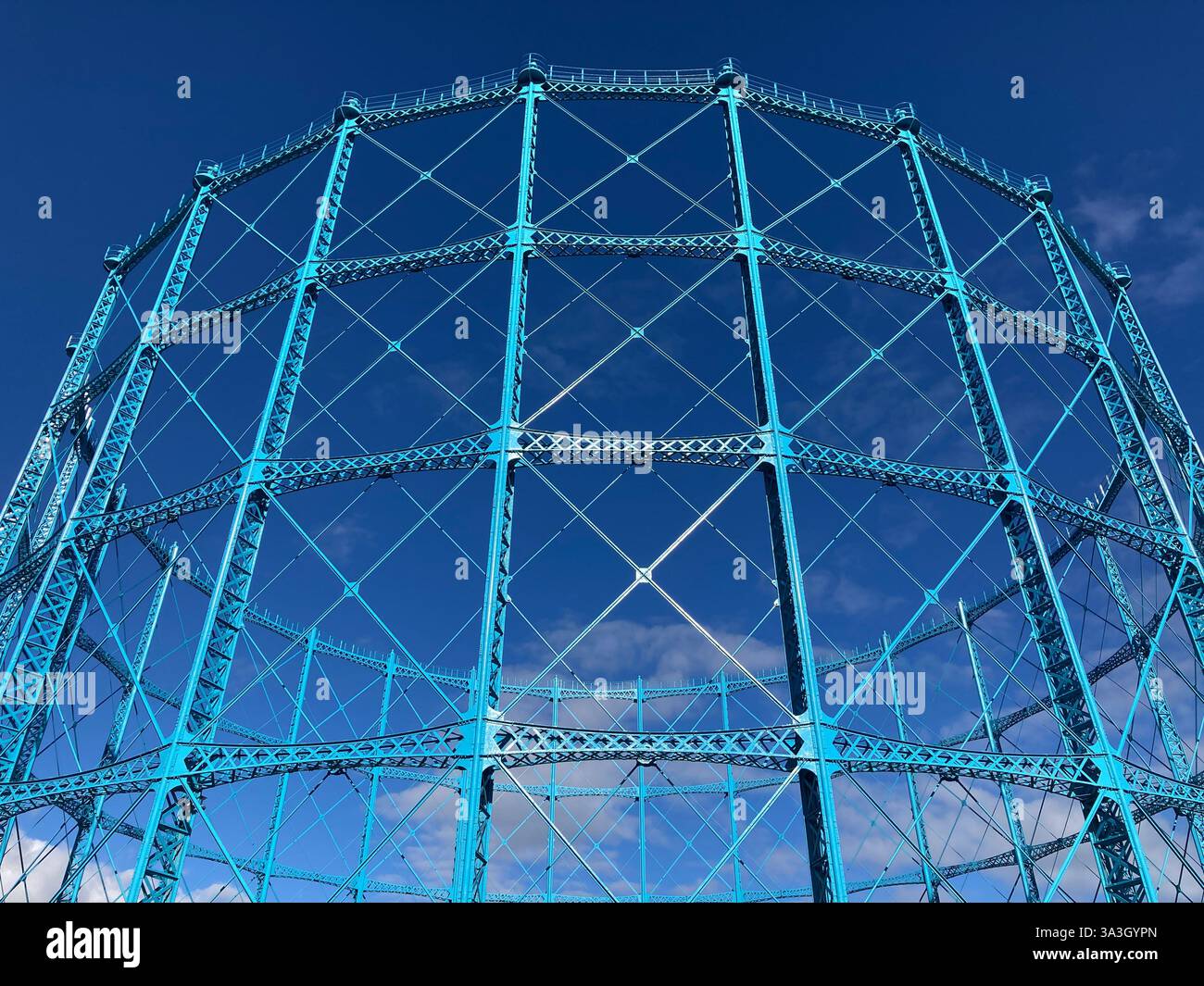 Der restaurierte Gashalter Granton Gasworks, der heute im Rahmen einer umfassenderen Regeneration des Granton Waterfront Park in Edinburgh, Schottland, für die Öffentlichkeit zugänglich ist - Smartphone-aufgenommenes Stockfoto