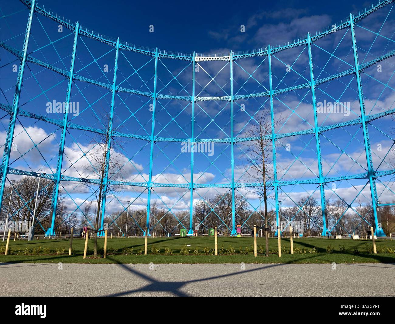 Der restaurierte Gashalter Granton Gasworks, der heute im Rahmen einer umfassenderen Regeneration des Granton Waterfront Park in Edinburgh, Schottland, für die Öffentlichkeit zugänglich ist - Smartphone-aufgenommenes Stockfoto
