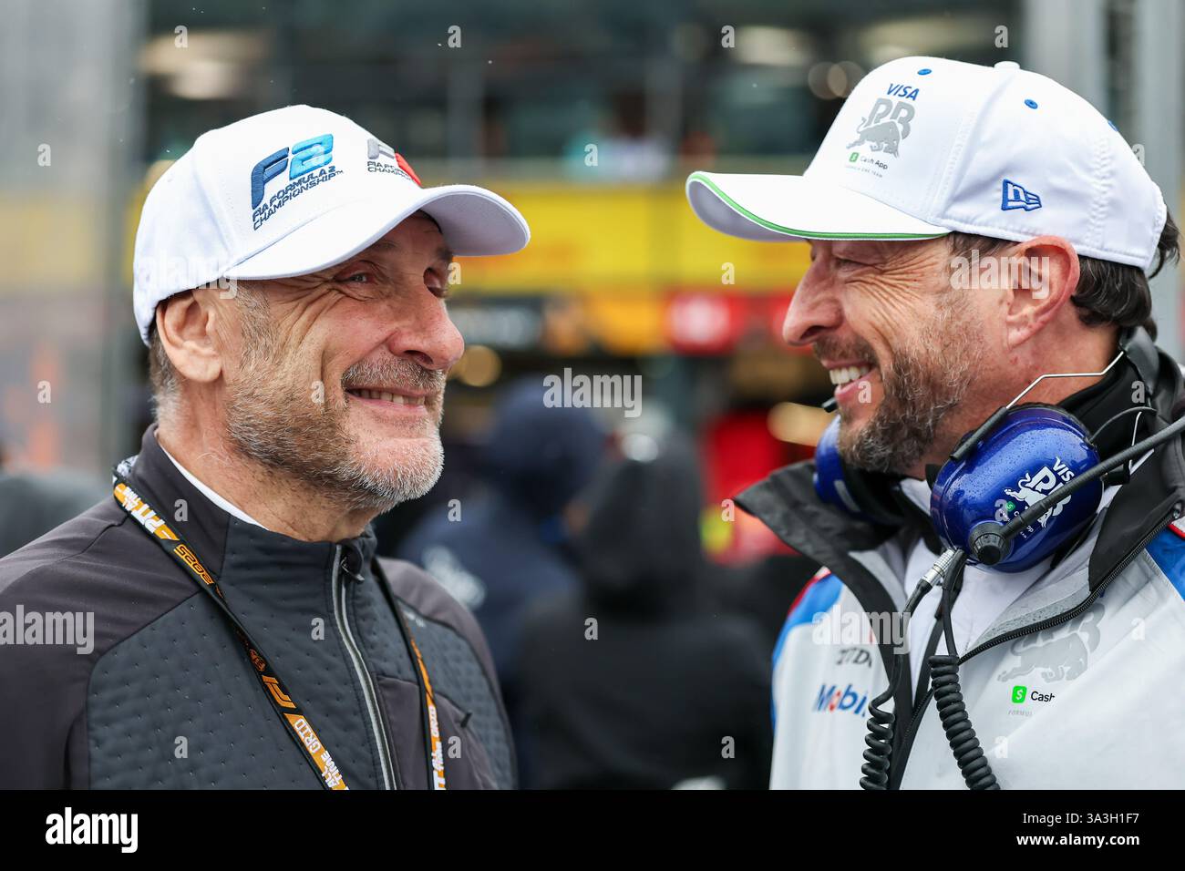 Melbourne, Australien. März 2025. MELBOURNE, AUSTRALIEN – 16. MÄRZ: Bruno Michel, CEO F2/F3 und Peter Bayer, CEO von Visa Cash App Racing Bulls, am 15. März 2025 auf dem Albert Park Circuit in Melbourne, Australien, vor dem Formel 1-1-Grand-Prix von Australien. (Foto: Qian Jun/Paddocker) Credit: Jun QIAN/Alamy Live News Stockfoto