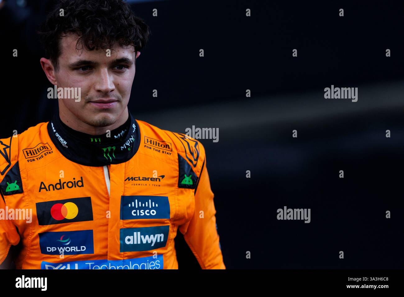 Melbourne, Victoria, Australien. 16. März 2025; Melbourne Grand Prix Circuit, Melbourne, Victoria, Australien; Formel 1 Grand Prix von Australien; Renntag; Gewinner McLaren Pilot Lando Norris auf dem Podium nach dem Rennen Credit: Action Plus Sports Images/Alamy Live News Stockfoto