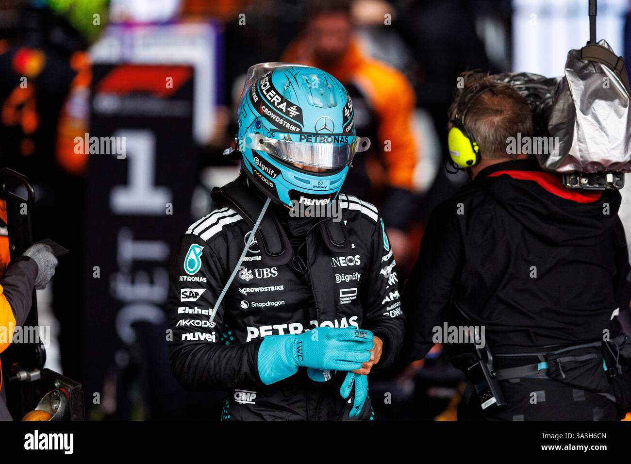 Melbourne, Victoria, Australien. 16. März 2025; Melbourne Grand Prix Circuit, Melbourne, Victoria, Australien; Formel 1 Grand Prix von Australien; Renntag; Nummer 63 Mercedes AMG Petronas Fahrer George Russell auf dem dritten Platz auf dem Podium nach dem Rennen Credit: Action Plus Sports Images/Alamy Live News Stockfoto