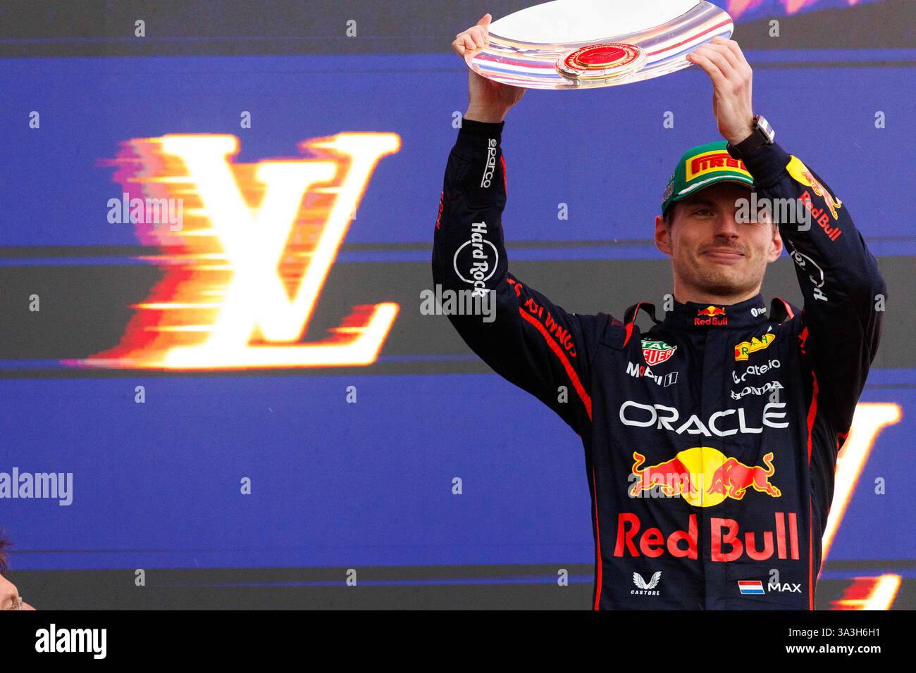 Melbourne, Victoria, Australien. 16. März 2025; Melbourne Grand Prix Circuit, Melbourne, Victoria, Australien; Formel-1-Grand-Prix von Australien; Renntag; 2. Platzierter Oracle Red Bull Pilot Max Verstappen auf dem Podium nach dem Rennen Credit: Action Plus Sports Images/Alamy Live News Stockfoto