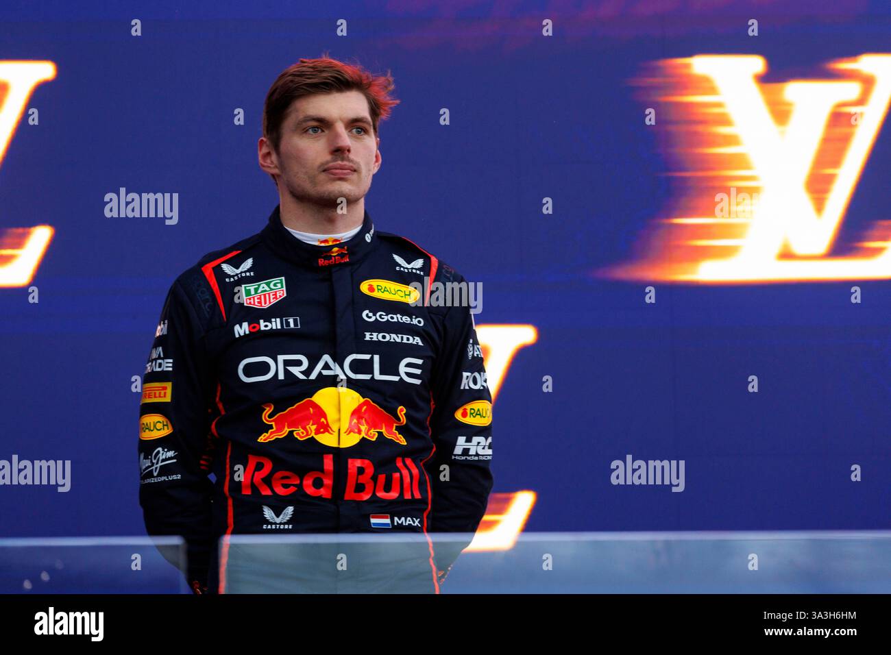 Melbourne, Victoria, Australien. 16. März 2025; Melbourne Grand Prix Circuit, Melbourne, Victoria, Australien; Formel-1-Grand-Prix von Australien; Renntag; 2. Platzierter Oracle Red Bull Pilot Max Verstappen auf dem Podium nach dem Rennen Credit: Action Plus Sports Images/Alamy Live News Stockfoto