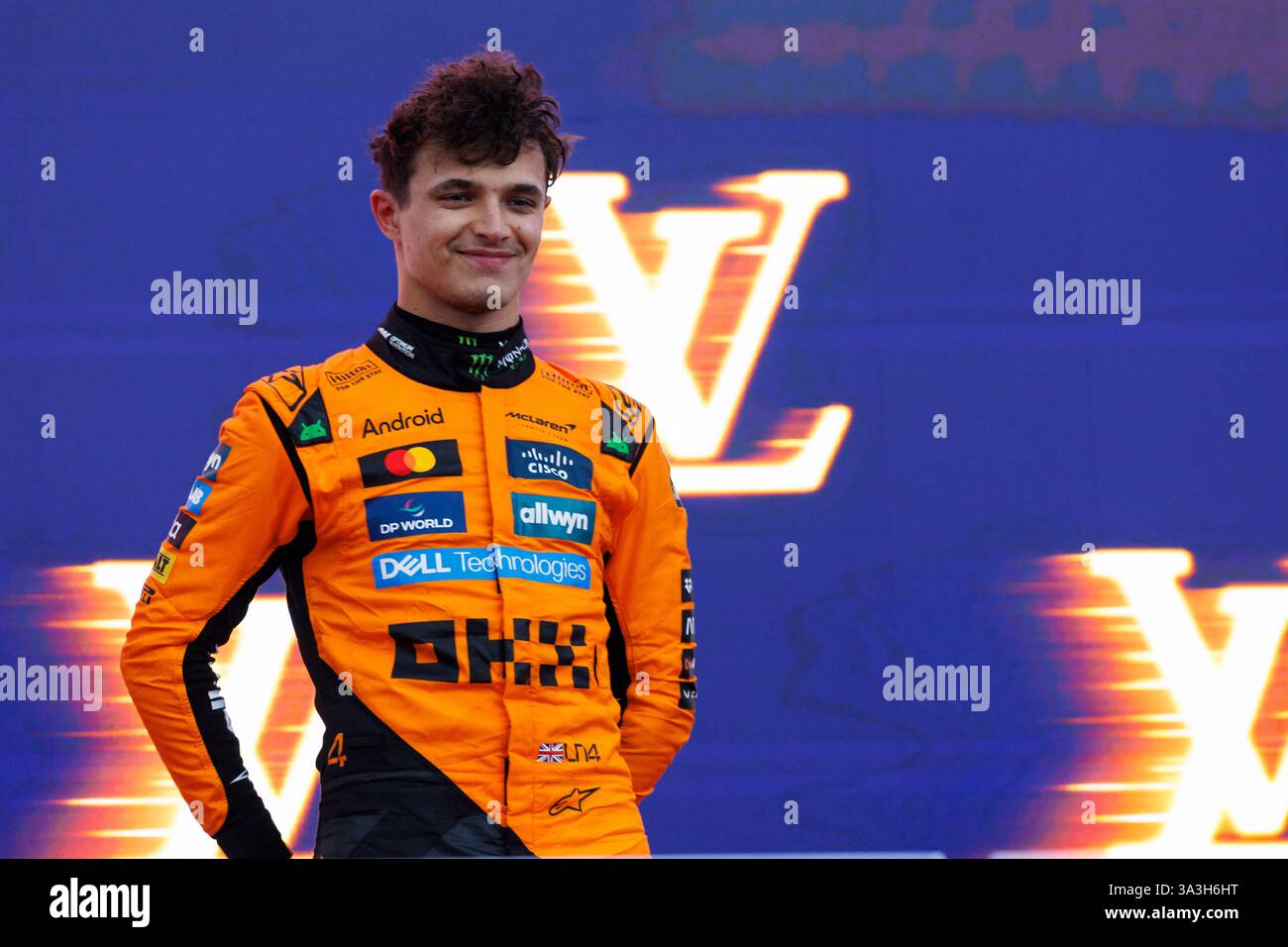 Melbourne, Victoria, Australien. 16. März 2025; Melbourne Grand Prix Circuit, Melbourne, Victoria, Australien; Formel 1 Grand Prix von Australien; Renntag; Gewinner McLaren Pilot Lando Norris auf dem Podium nach dem Rennen Credit: Action Plus Sports Images/Alamy Live News Stockfoto