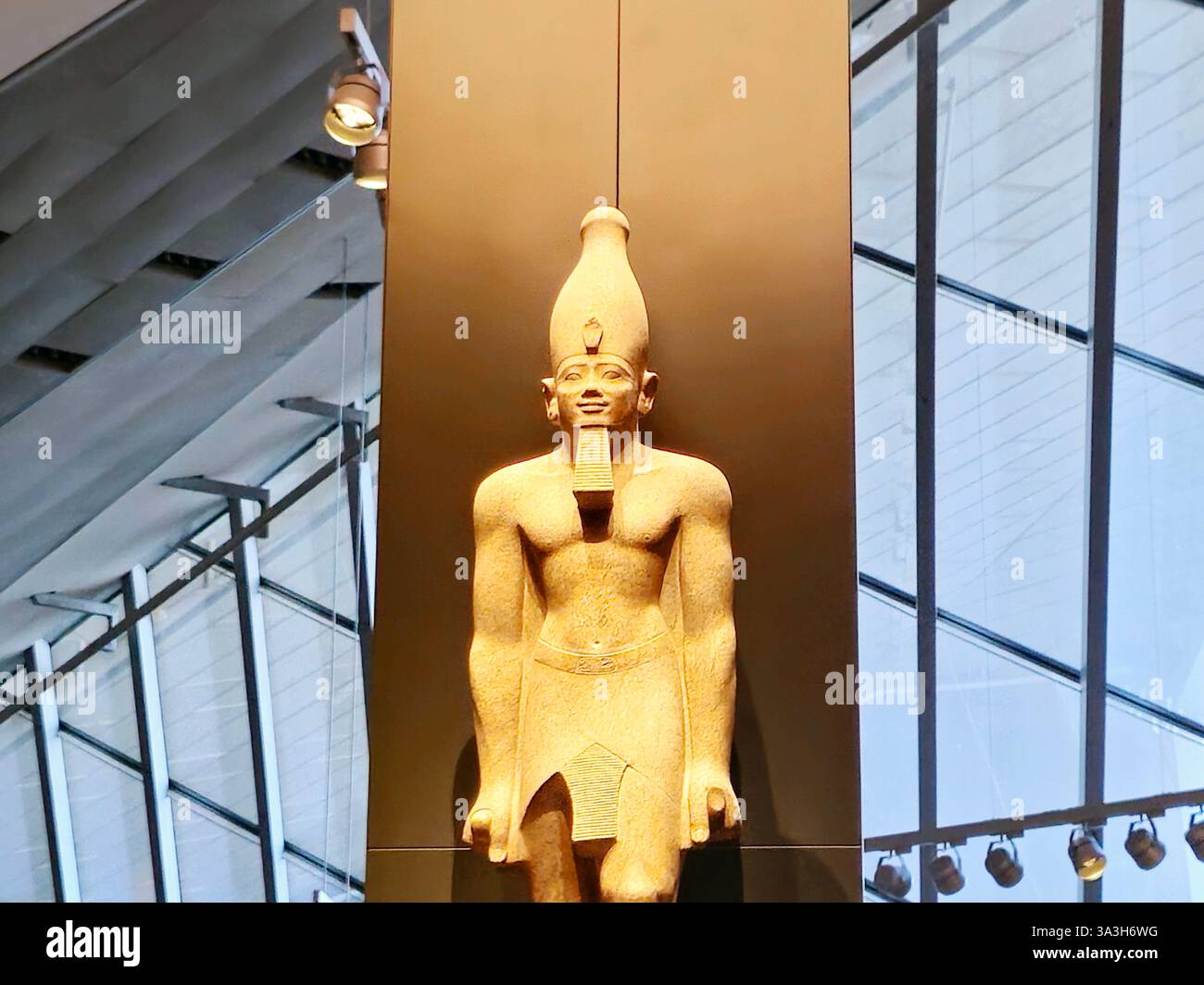 Gizeh, Ägypten, 22. Februar 2025: König Senwosret I. aus dem Großen Ägyptischen Museum Gizeh JUWEL, ein archäologisches Museum Artefakte aus der alten ägyptischen Zivilisation Stockfoto