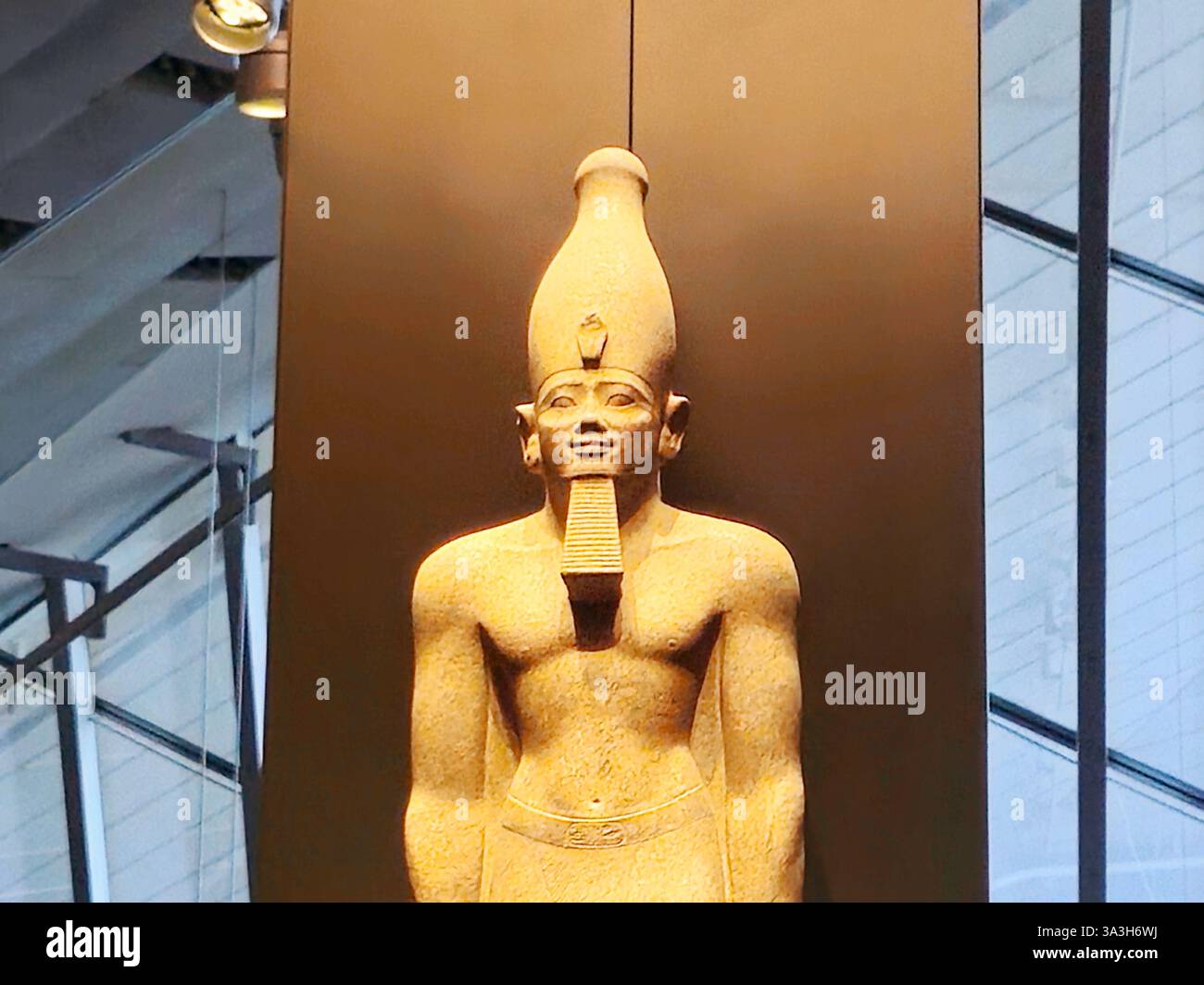 Gizeh, Ägypten, 22. Februar 2025: König Senwosret I. aus dem Großen Ägyptischen Museum Gizeh JUWEL, ein archäologisches Museum Artefakte aus der alten ägyptischen Zivilisation Stockfoto