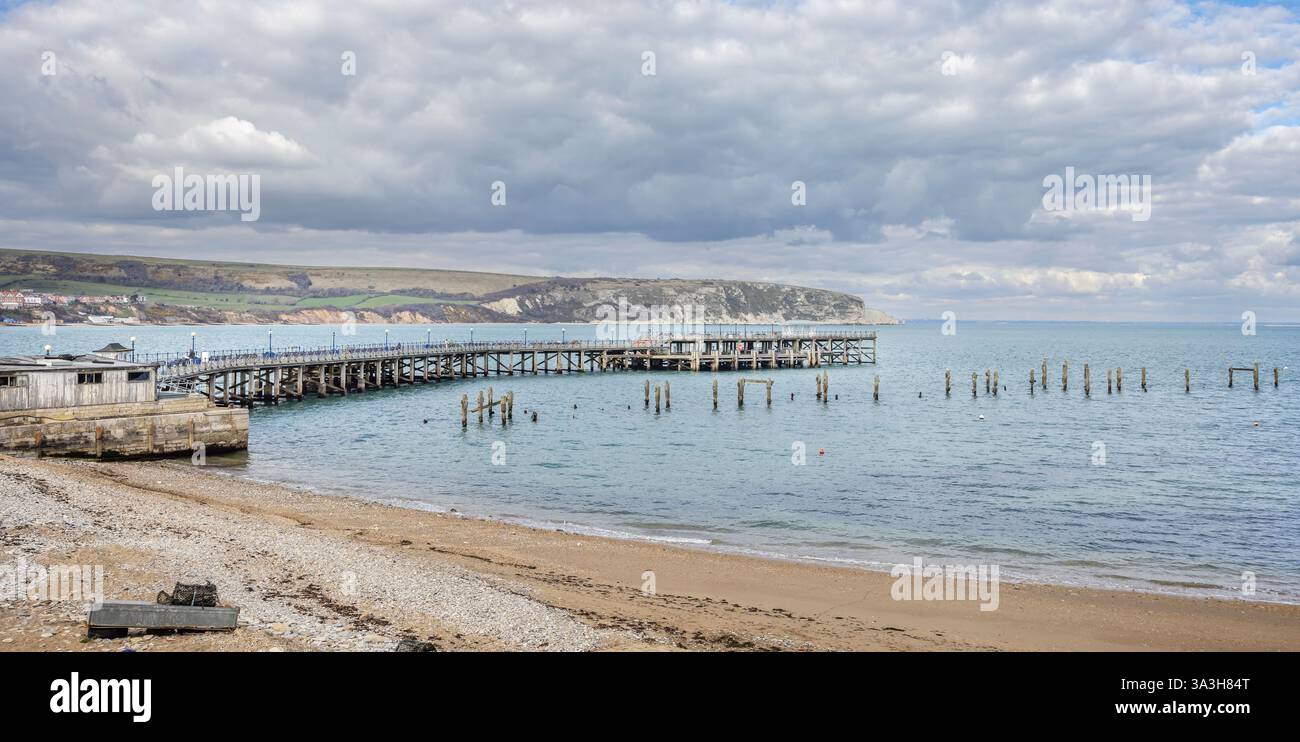 Swanage Pier und Swanage Bay mit Blick auf den Nordosten in Swanage, Dorset, Großbritannien, am 13. März 2025 Stockfoto