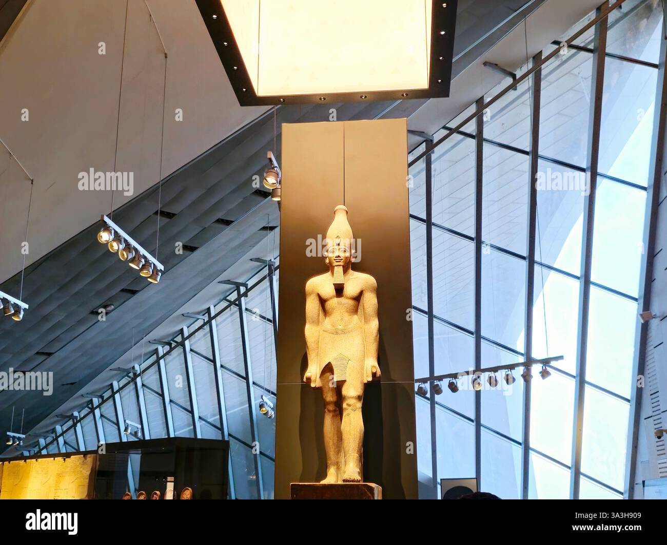 Gizeh, Ägypten, 22. Februar 2025: König Senwosret I. aus dem Großen Ägyptischen Museum Gizeh JUWEL, ein archäologisches Museum Artefakte aus der alten ägyptischen Zivilisation Stockfoto