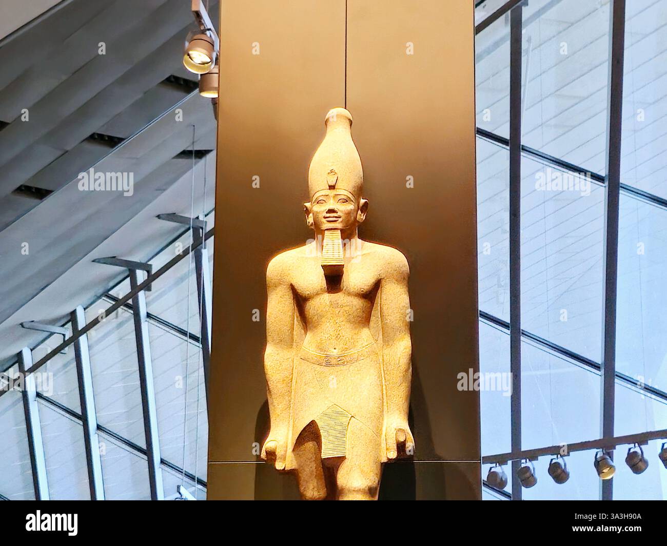 Gizeh, Ägypten, 22. Februar 2025: König Senwosret I. aus dem Großen Ägyptischen Museum Gizeh JUWEL, ein archäologisches Museum Artefakte aus der alten ägyptischen Zivilisation Stockfoto