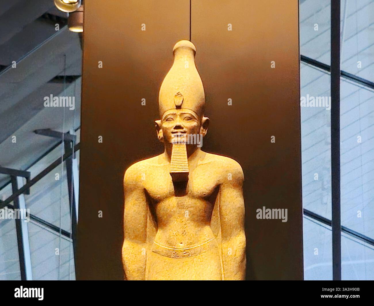 Gizeh, Ägypten, 22. Februar 2025: König Senwosret I. aus dem Großen Ägyptischen Museum Gizeh JUWEL, ein archäologisches Museum Artefakte aus der alten ägyptischen Zivilisation Stockfoto