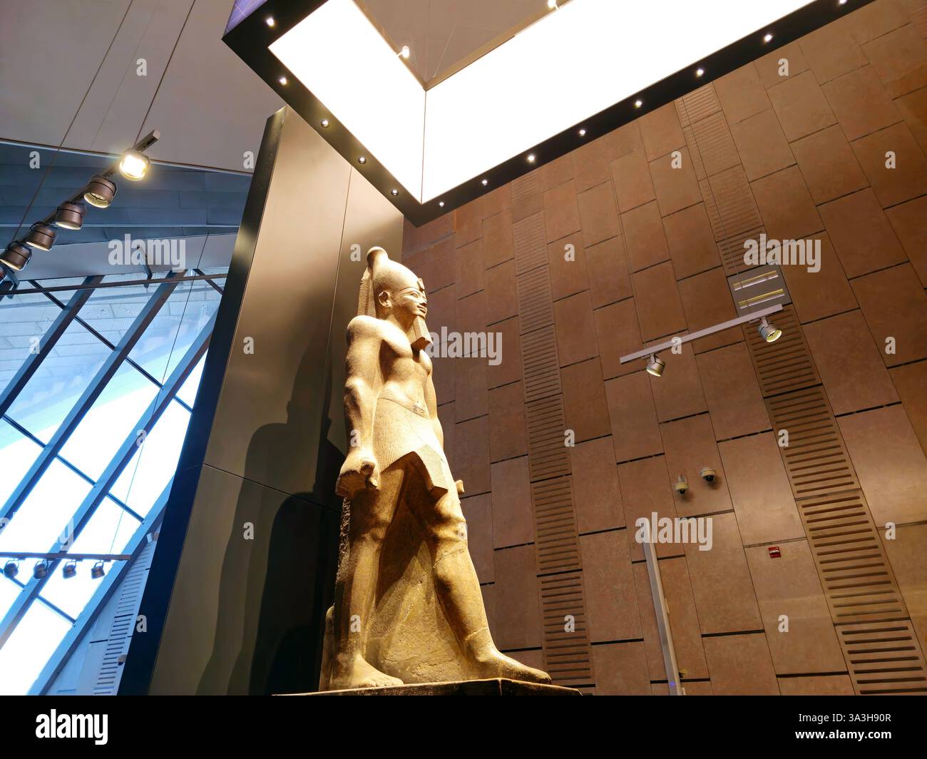 Gizeh, Ägypten, 22. Februar 2025: König Senwosret I. aus dem Großen Ägyptischen Museum Gizeh JUWEL, ein archäologisches Museum Artefakte aus der alten ägyptischen Zivilisation Stockfoto