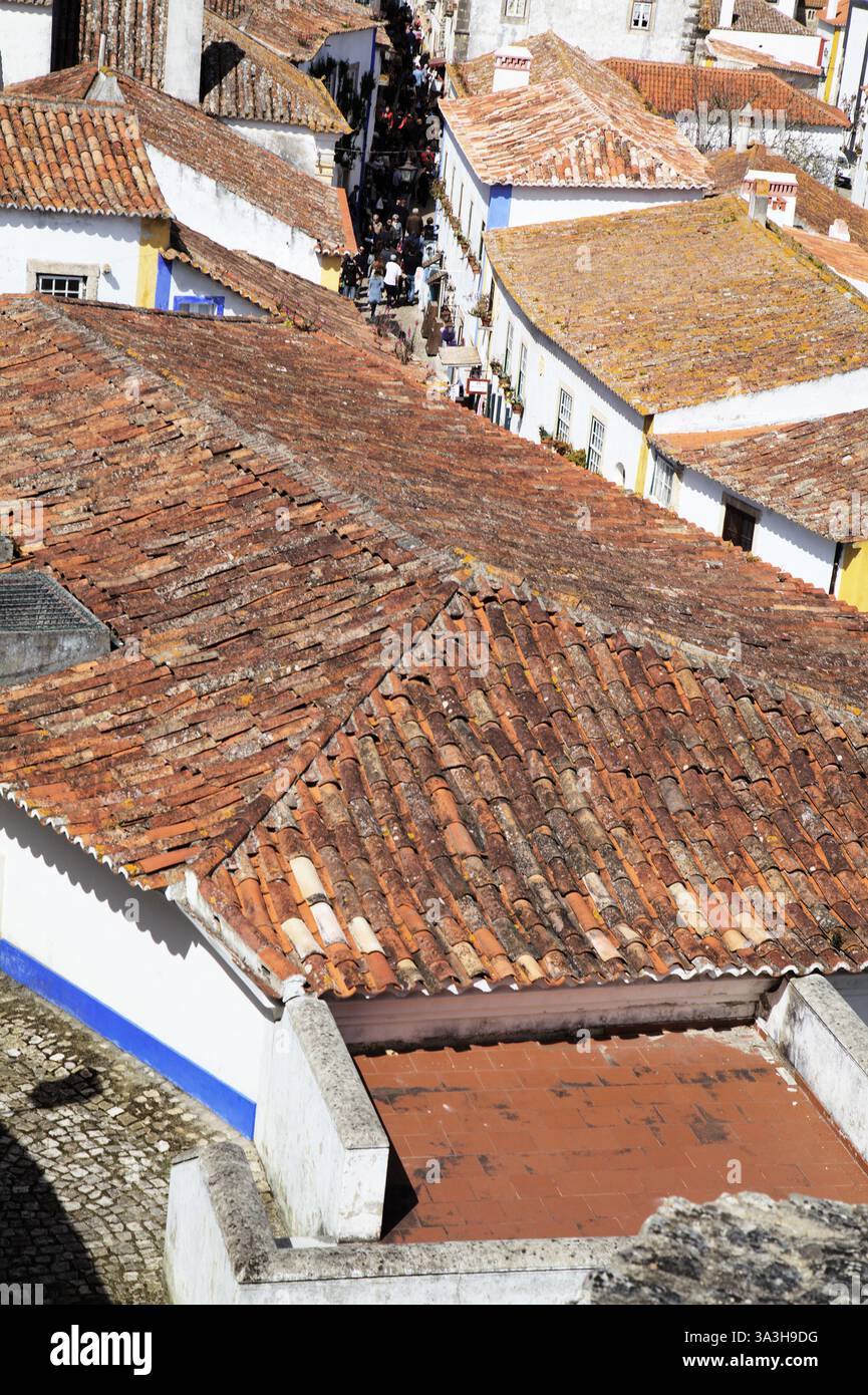 Obidos, Portugal - 01. April 2017 - Genießen Sie die einzigartige Schönheit von Obidos mit seinen weiß getünchten Gebäuden und Terrakotta-Dächern Stockfoto