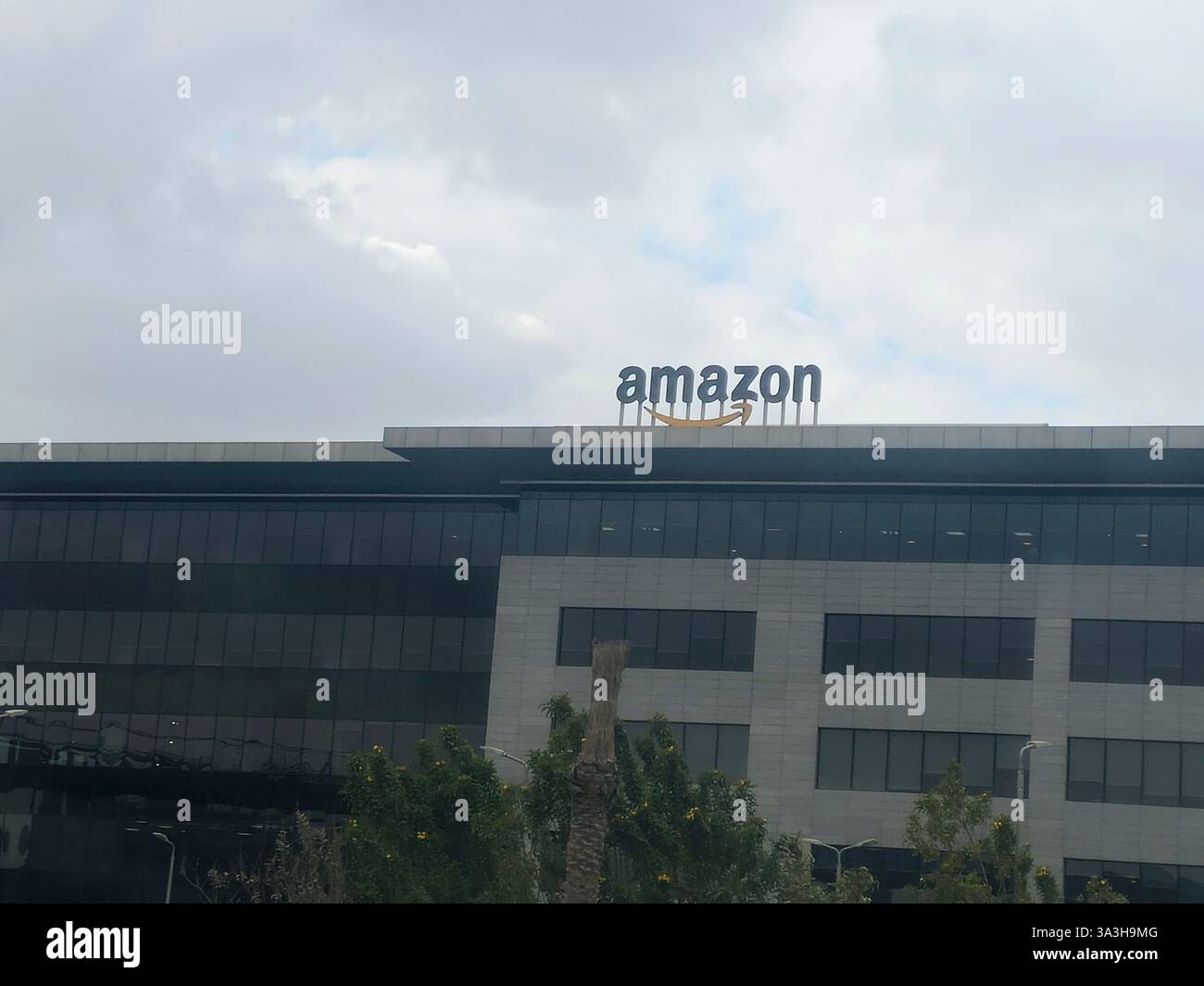 Kairo, Ägypten, 7. Februar 2025: Amazon Egypt CO, ein US-amerikanisches multinationales Technologieunternehmen für E-Commerce, Cloud Computing, Online-Werbung, digi Stockfoto