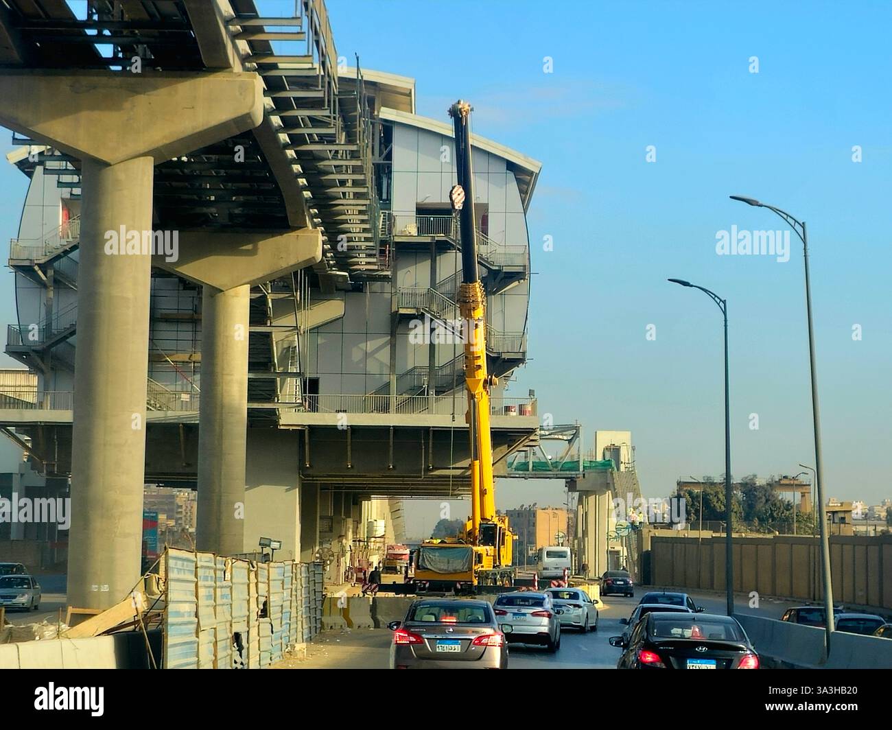 Kairo, Ägypten, 13. Februar 2025: Die Cairo Monorail ist ein zweigleisiges Monorail-Nahverkehrssystem, das derzeit in Betrieb ist Stockfoto