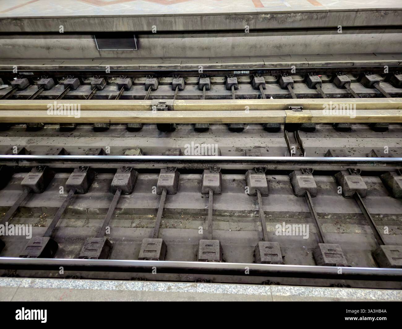 Ein Eisenbahngleis, ein dauerhafter Weg, das aus Schienen, Befestigungselementen, Schwellen, Eisenbahnbindern, Schotter oder Platten bestehende Bauwerk auf einer Schiene oder Eisenbahnstrecke Stockfoto