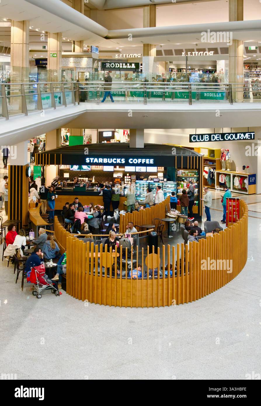 Geschäftige Starbucks Kaffeefiliale mit einer Innenterrasse im Einkaufszentrum El Corte Ingles Santander Cantabria Spanien Stockfoto