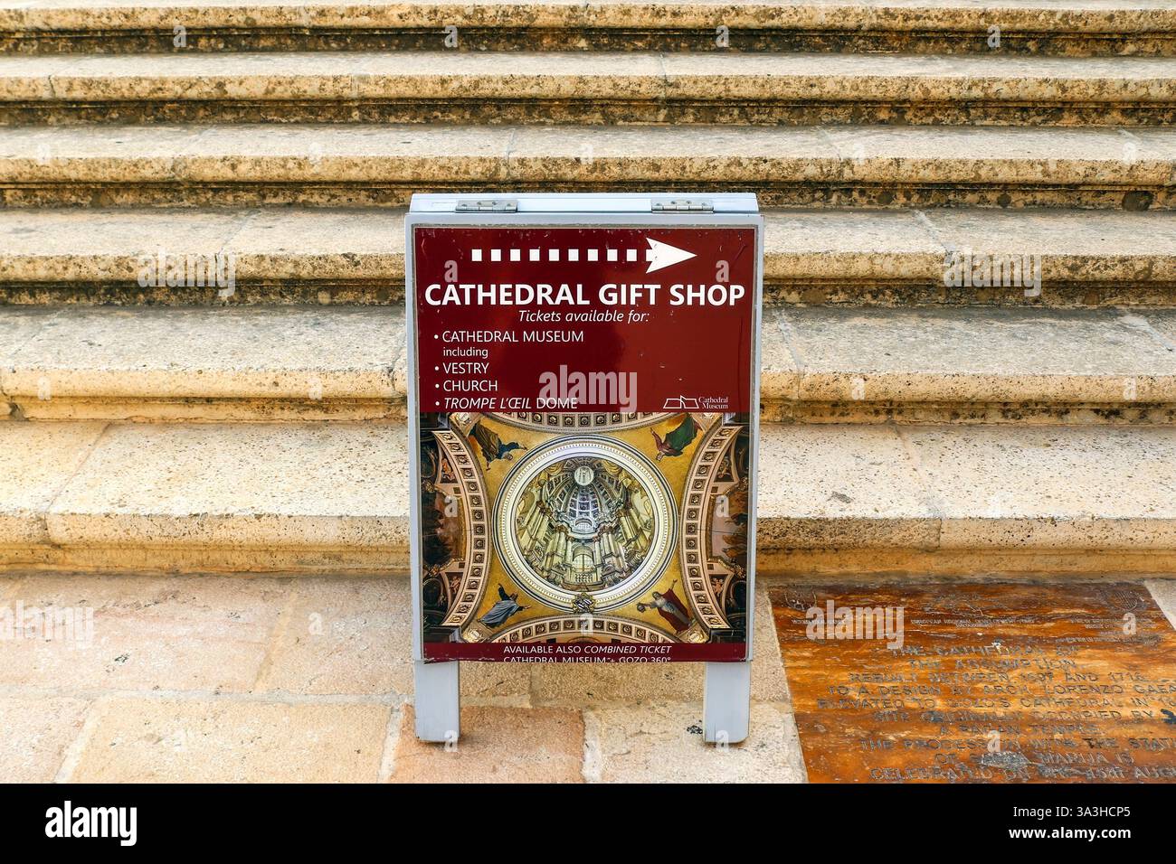 Valletta, Malta 27. September 2024, vertikales Schild mit der Trompe-l'oeil-Kuppel der St. John's Co Cathedral, am Ende der Treppe von Th Stockfoto