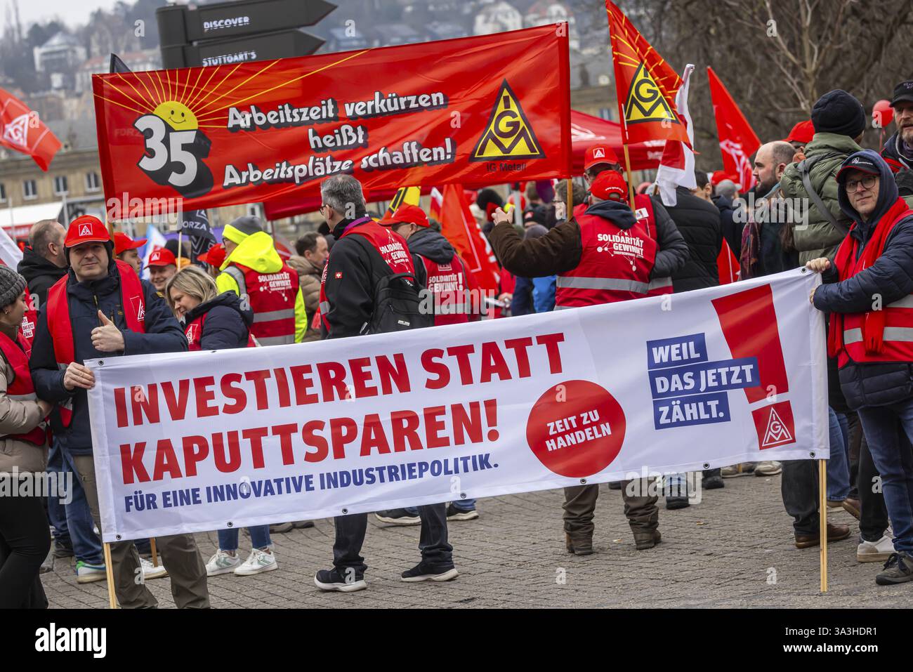 Aktionstag der IG Metall in Stuttgart. Die Metallarbeiter kämpfen für die Zukunft der industriellen Arbeitsplätze. Ihre Forderungen: Arbeitgeber sollten aufhören Stockfoto