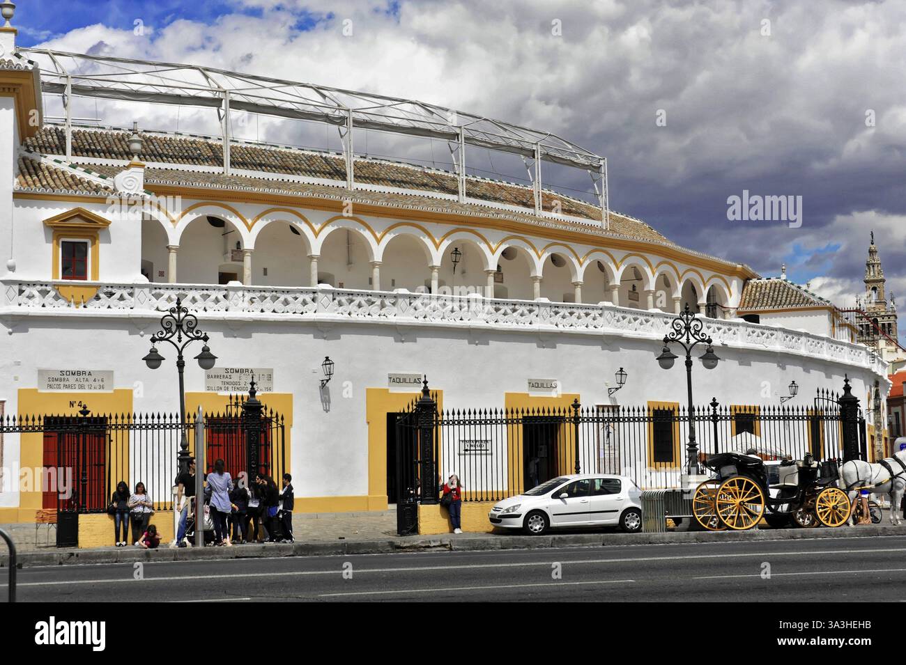 Seitenansicht der historischen Plaza de Toros in Sevilla mit Kutsche und Menschen, Sevilla, Andalusien, Spanien, Europa Stockfoto