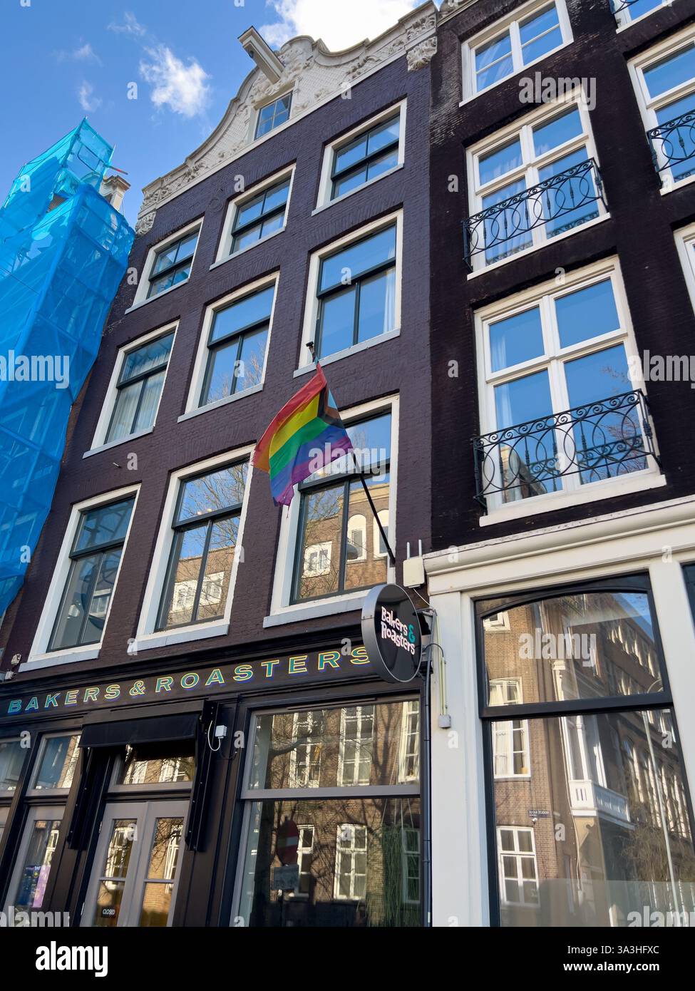 Pride Flag bei Bakers and Roasters in Amsterdam Stockfoto
