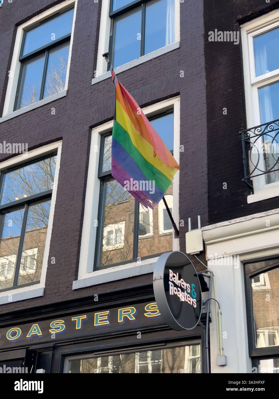 Pride Flag bei Bakers and Roasters in Amsterdam Stockfoto