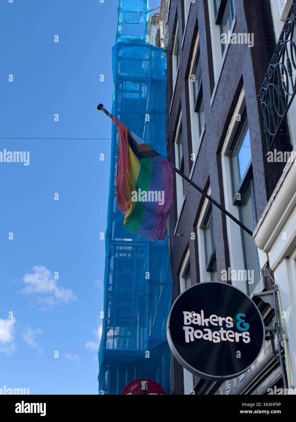 Pride Flag bei Bakers and Roasters in Amsterdam, von der Seite aus Stockfoto