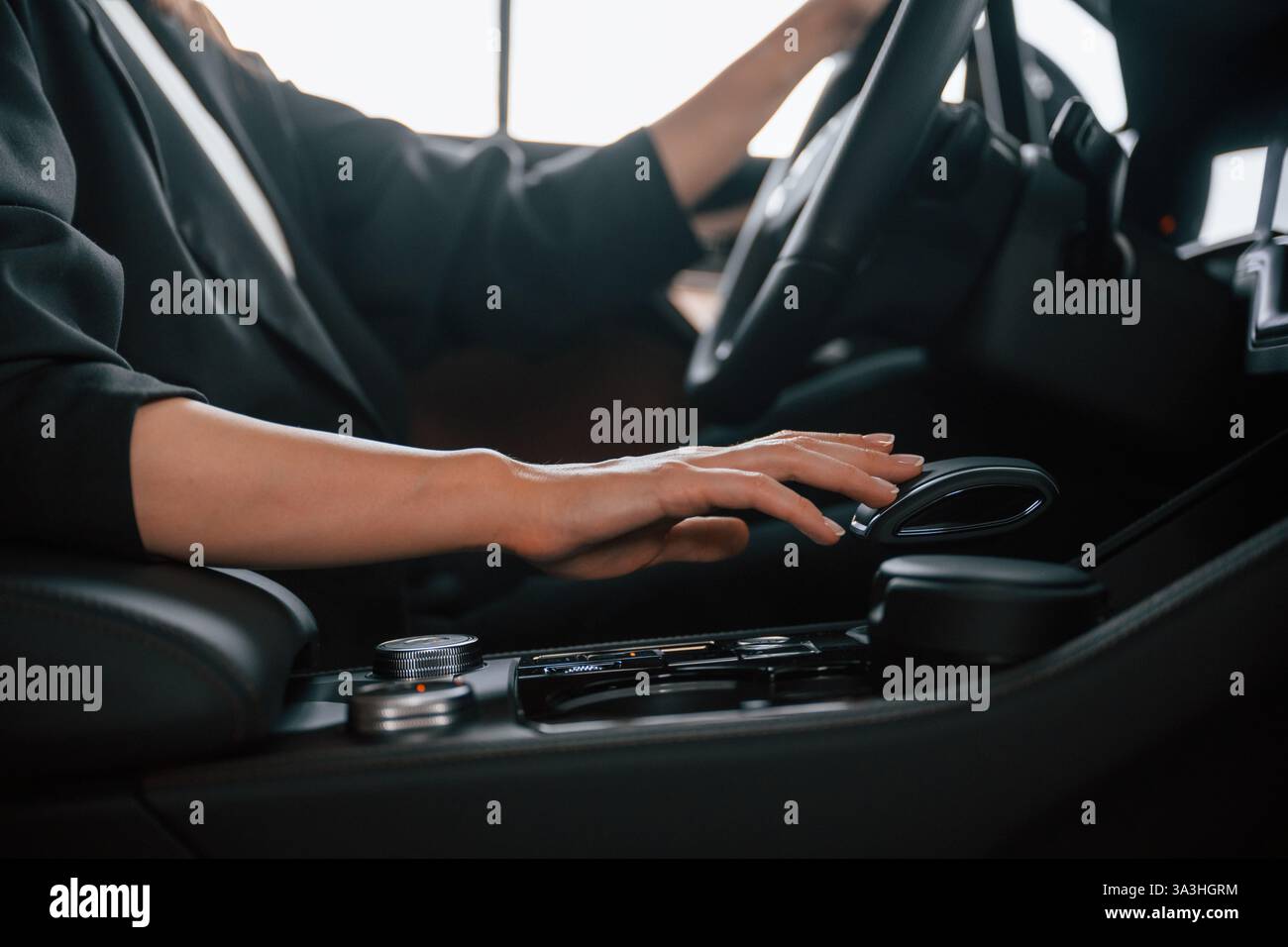 Nahaufnahme von Frauenhänden, die ein neues Auto fahren. Stockfoto