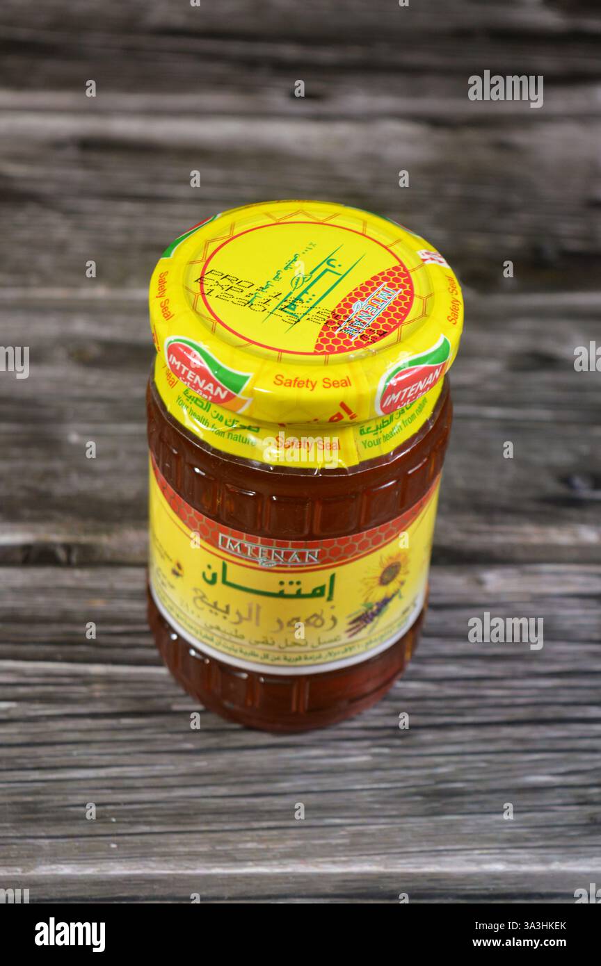 Kairo, Ägypten, 1. Februar 2025: Imtenan Frühlingsblumen natürliche reine Bienen Honig, Jar Honig, Honig ist eine süße und zähflüssige Substanz, die von mehreren Arten hergestellt wird Stockfoto