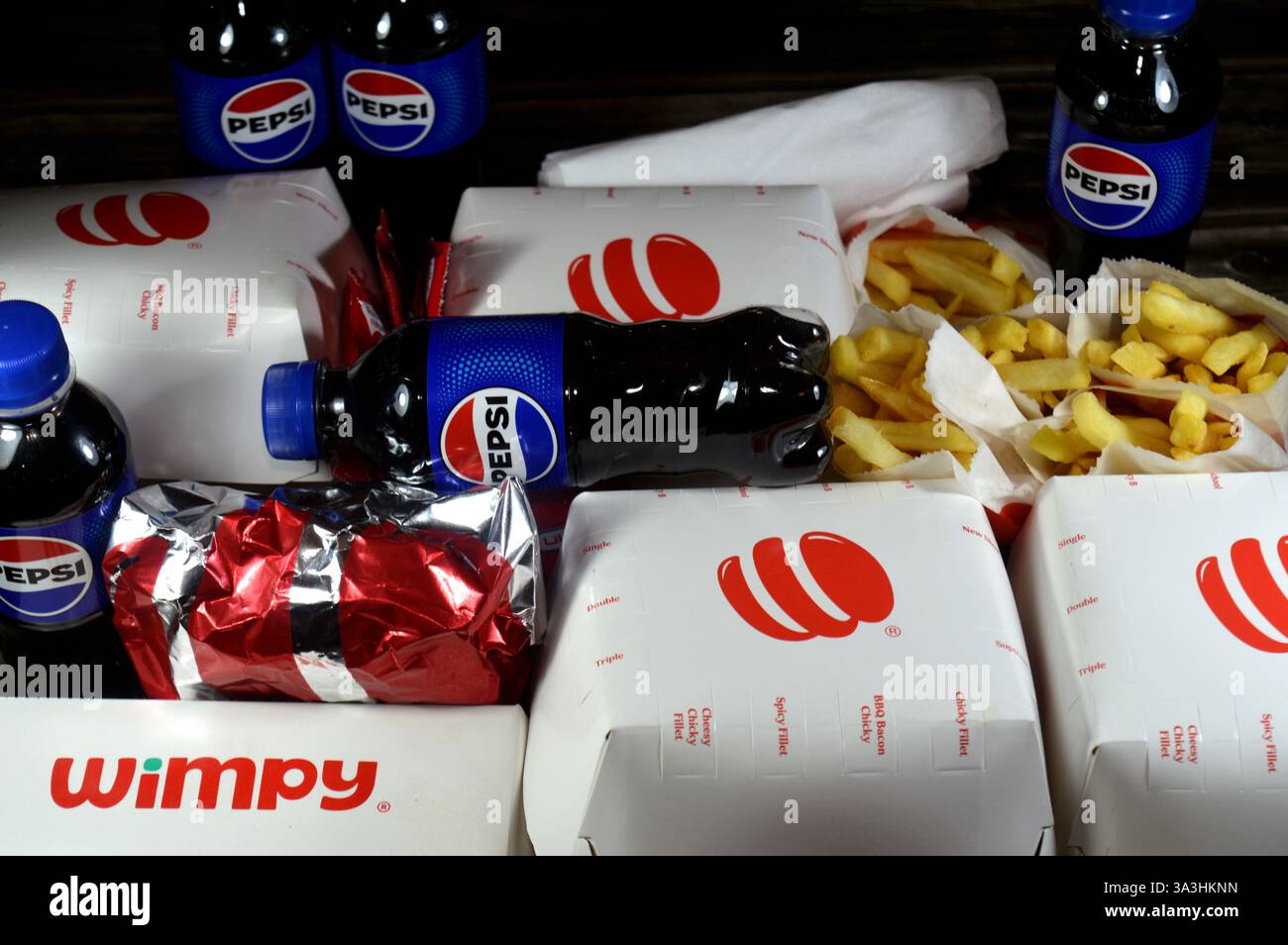 Kairo, Ägypten, 13. Februar 2025: Pepsi-Flaschen und Wimpy-Fast-Food-Mahlzeit. Wimpy ist ein historisches Hamburger-Restaurant, das von der Popeye-Zeichentrickserie c inspiriert wurde Stockfoto