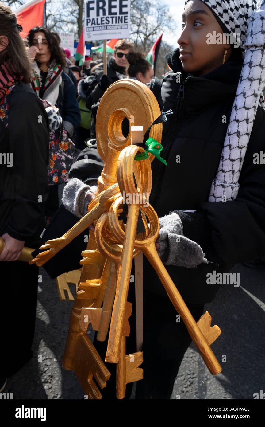 Am 15. März 2025 marschierten Tausende von Menschen durch Zentral-London zur Unterstützung Palästinas und forderten ein Waffenembargo. Stockfoto