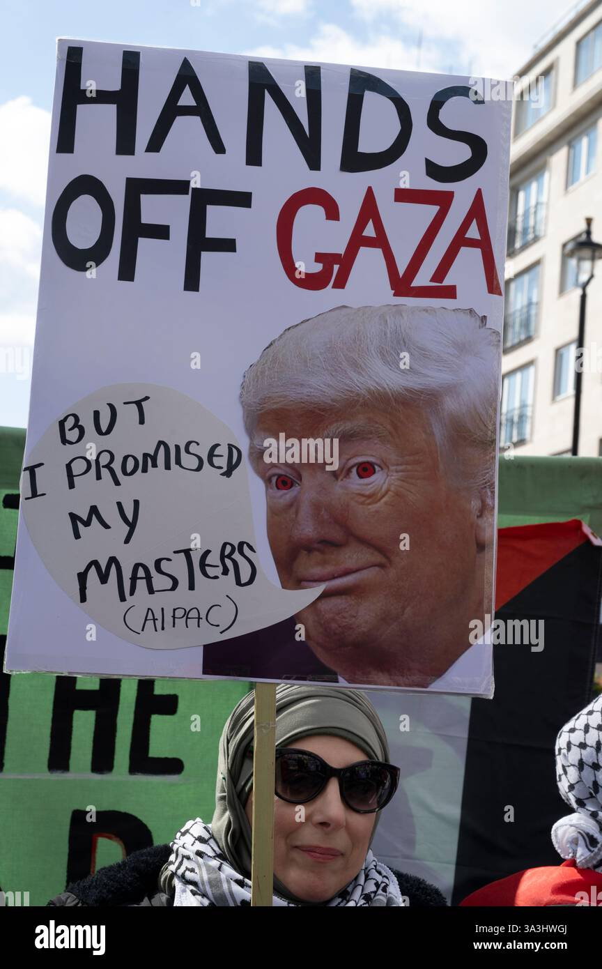 Am 15. März 2025 marschierten Tausende von Menschen durch Zentral-London zur Unterstützung Palästinas und forderten ein Waffenembargo. Stockfoto