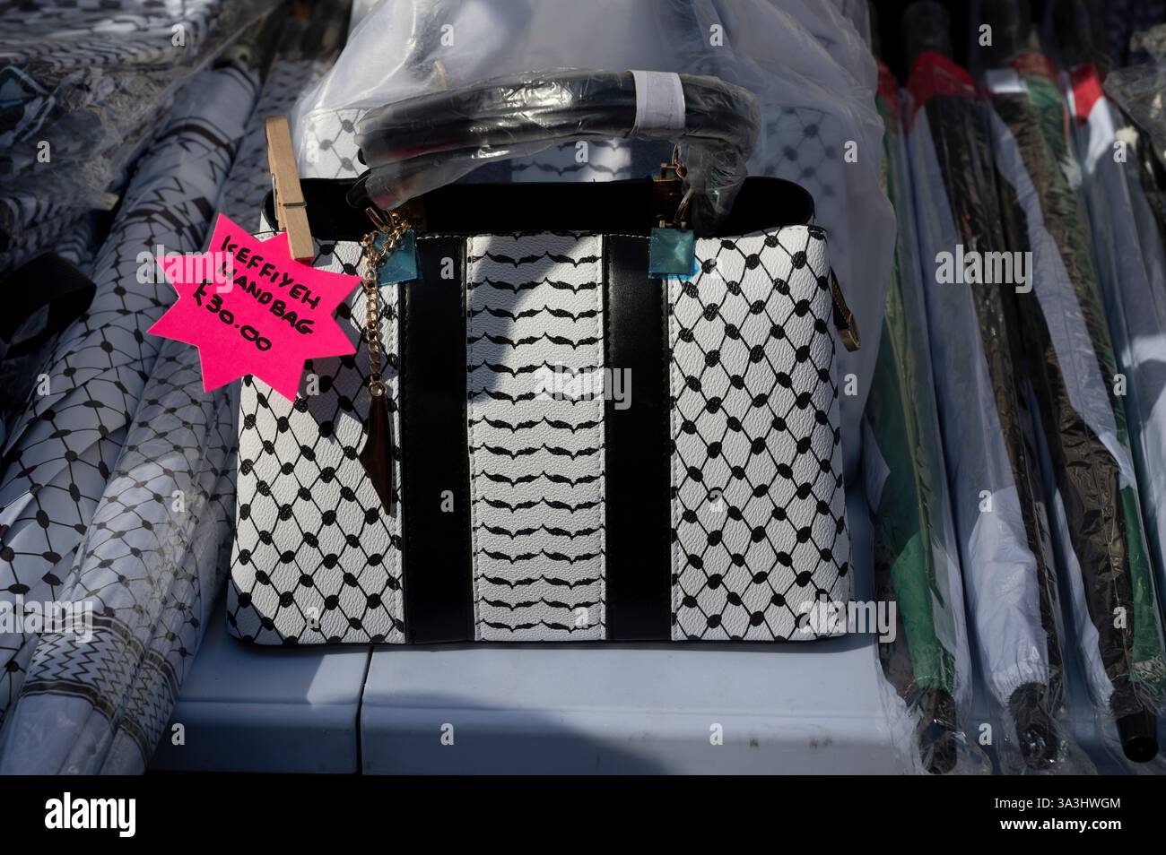 Am 15. März 2025 marschierten Tausende von Menschen durch Zentral-London zur Unterstützung Palästinas und forderten ein Waffenembargo. Stockfoto