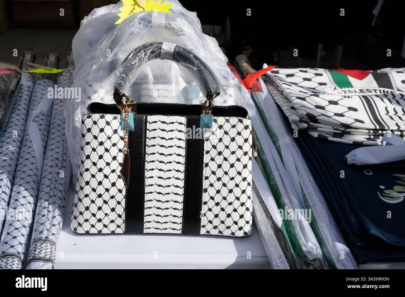 Am 15. März 2025 marschierten Tausende von Menschen durch Zentral-London zur Unterstützung Palästinas und forderten ein Waffenembargo. Stockfoto