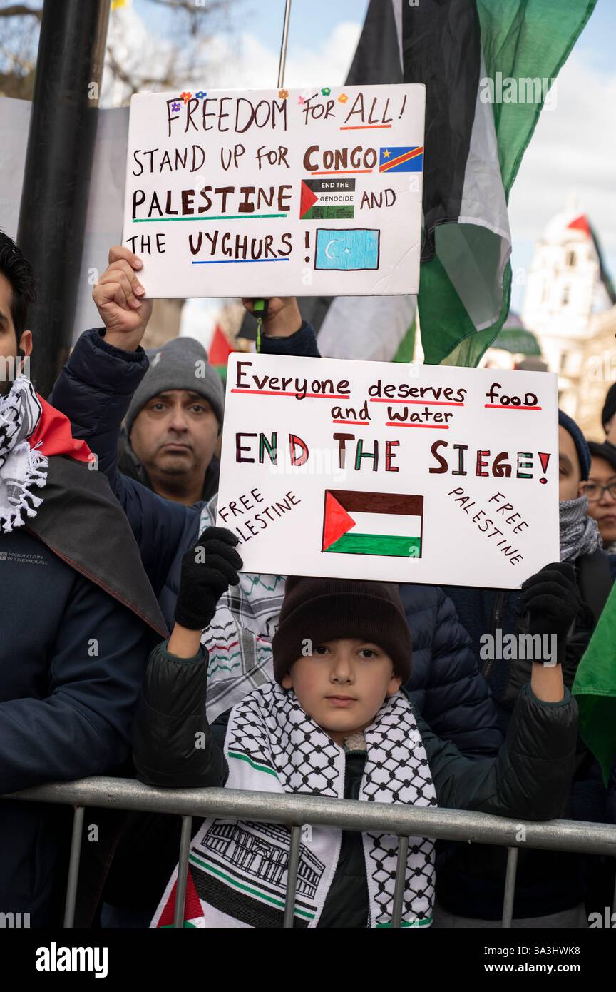 Am 15. März 2025 marschierten Tausende von Menschen durch Zentral-London zur Unterstützung Palästinas und forderten ein Waffenembargo. Stockfoto