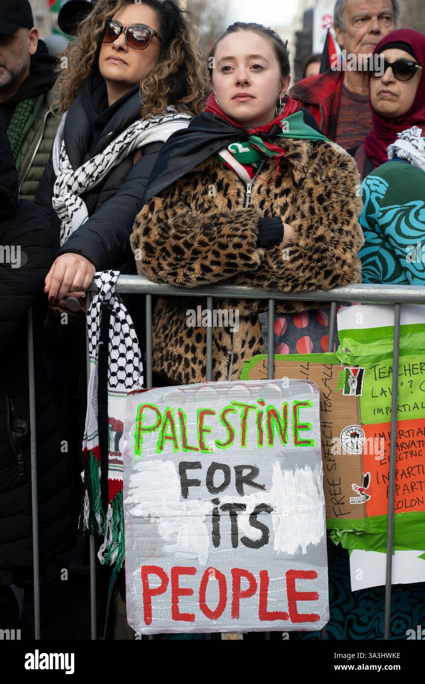 Am 15. März 2025 marschierten Tausende von Menschen durch Zentral-London zur Unterstützung Palästinas und forderten ein Waffenembargo. Stockfoto