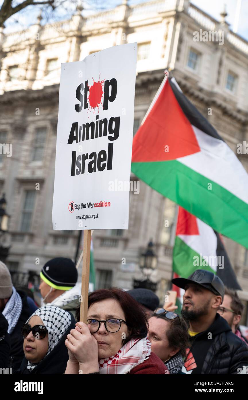 Am 15. März 2025 marschierten Tausende von Menschen durch Zentral-London zur Unterstützung Palästinas und forderten ein Waffenembargo. Stockfoto