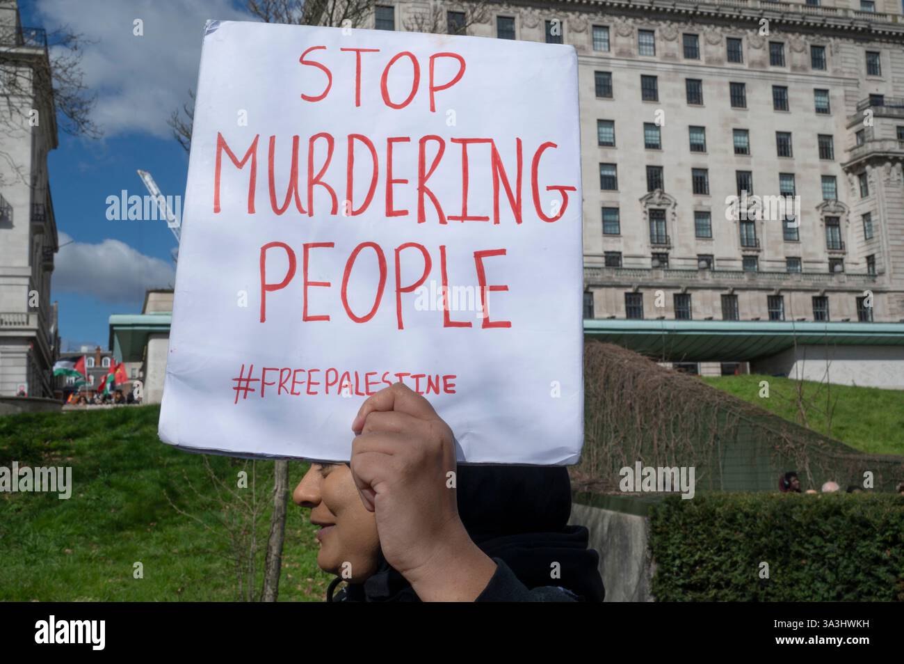 Am 15. März 2025 marschierten Tausende von Menschen durch Zentral-London zur Unterstützung Palästinas und forderten ein Waffenembargo. Stockfoto