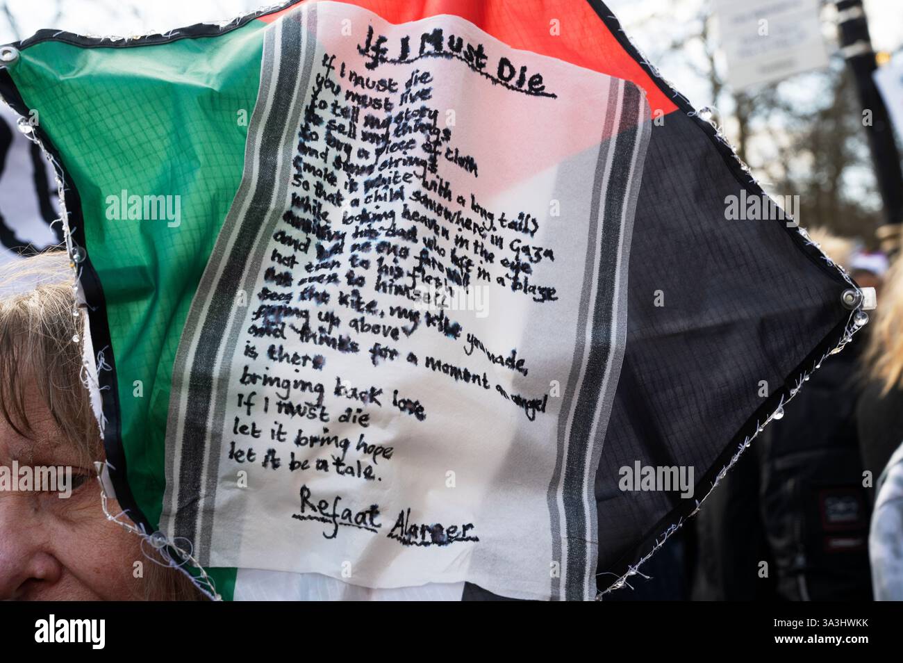 Am 15. März 2025 marschierten Tausende von Menschen durch Zentral-London zur Unterstützung Palästinas und forderten ein Waffenembargo. Stockfoto